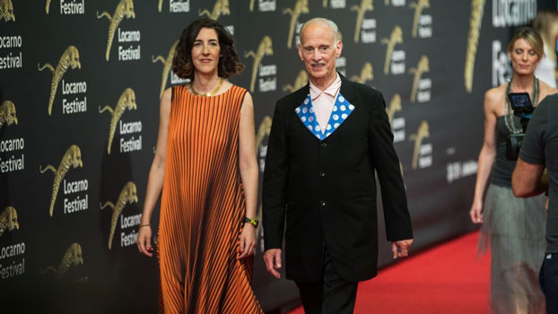 John Waters sul red carpet con Lili Hinstin - Photo: Locarno film festival/ Samuel Golay