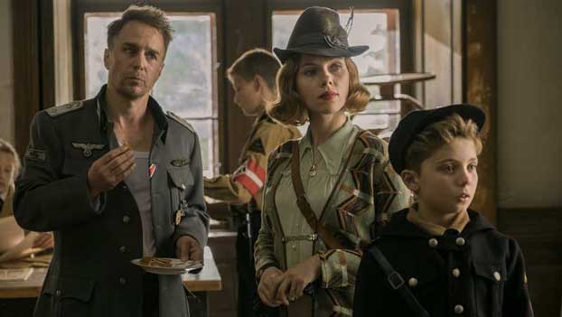 Sam Rockwell, Scarlett Johansson e Roman Griffin Davis in una scena del film Jojo Rabbit - Photo: courtesy of 20th Century Fox