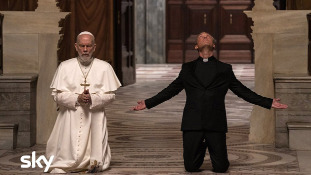 John Malkovich e Jude Law in una scena di The New Pope episodio 9. Photo by Gianni Fiorito