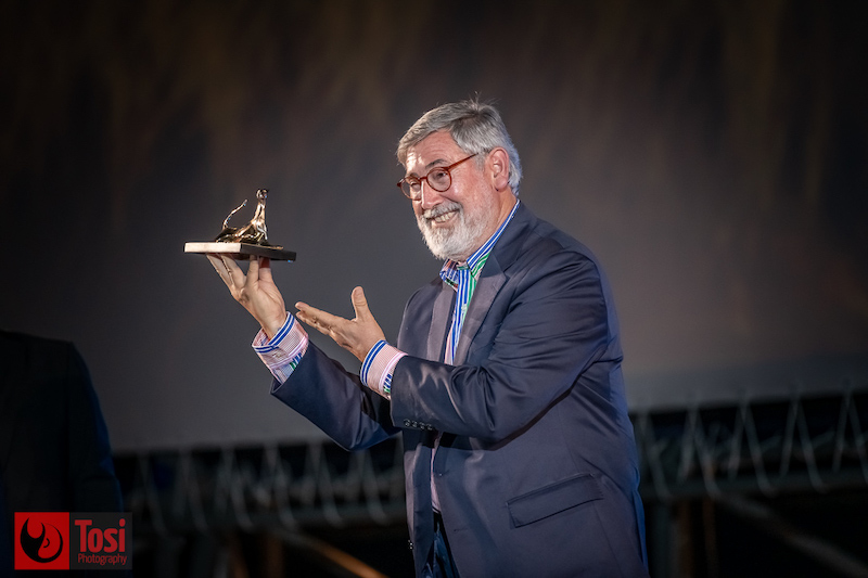 John Landis riceve il Pardo d'onore Manor in Piazza Grande © Tosi Photography.